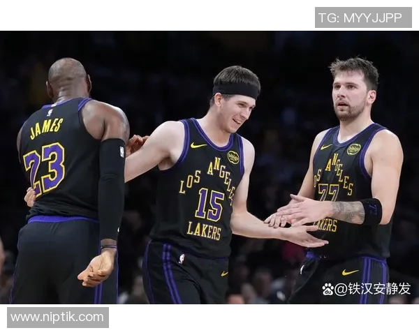 湖人14分完胜！东契奇24+12艾顿全队榜首，小里31+7，斯玛特10中1